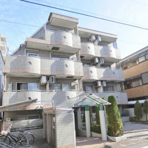 厚めの壁式工法で堅固な造りのRCマンション。高気密・高断熱で遮音性の高いお部屋です。(外観)